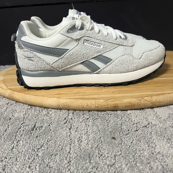 Women’s size 8 Reebok az in good condition suede is to - Picture 3 of 11